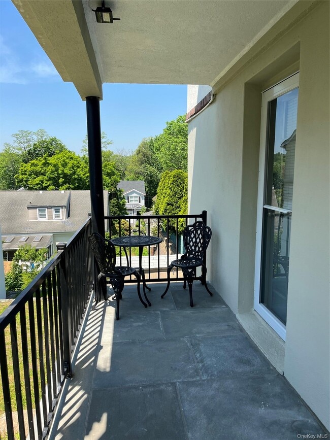 Photo - 315 Gainsborg Ave E