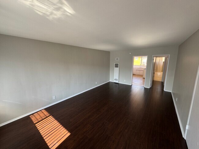 Photo - 5420 Russell Ave