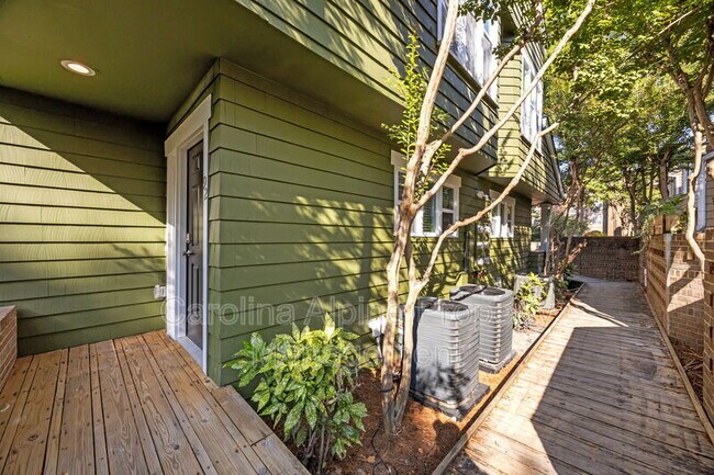 Photo - 425 W 8th St