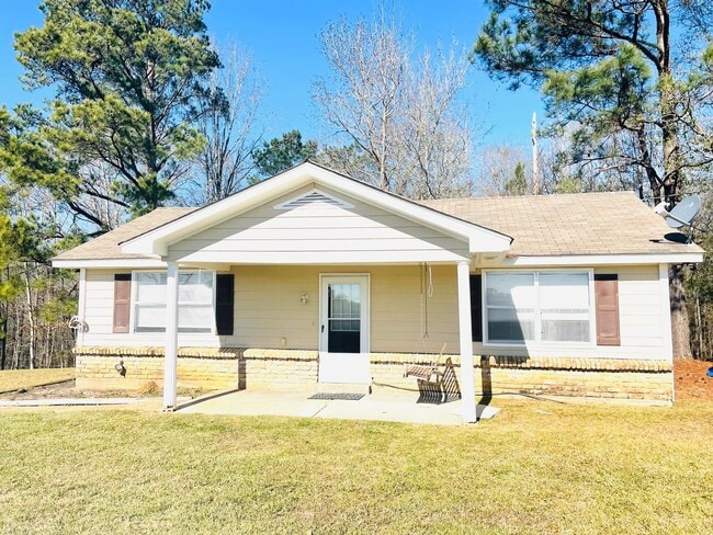 Photo - ** 2 Bed 1 Bath located in Ramer ** Call 334-366-9198 to schedule a self tour