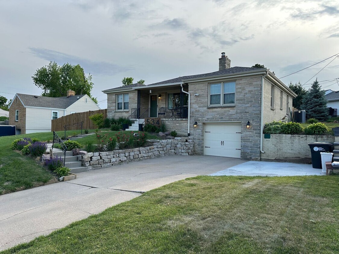 Beautiful house...RESERVE NOW FOR AUGUST 1... - Beautiful house...RESERVE NOW FOR AUGUST 1...