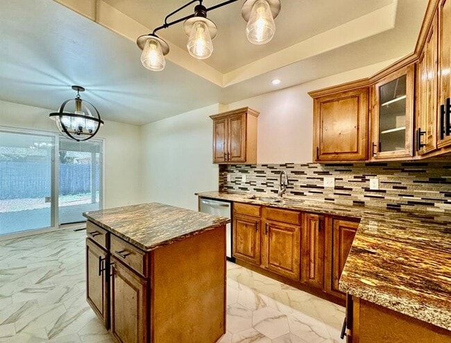 Photo - 308 N Lockeport Dr