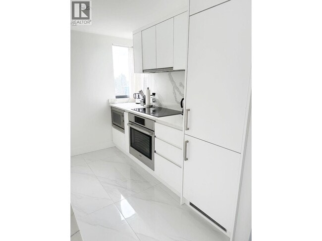 Photo - 1060 Alberni St