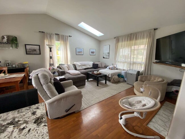 Photo - Spacious 4-bedroom with Panoramic Deck Nex...