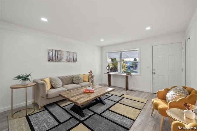 Photo - 5749 Detroit St