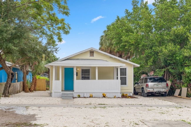 Photo - 1050 19th St S