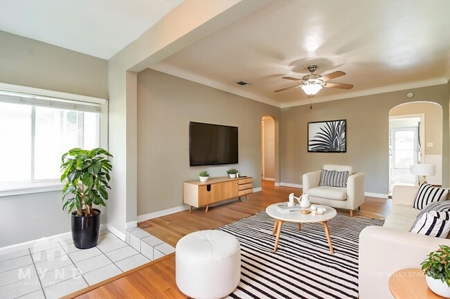 Photo - 3301 Yale St N