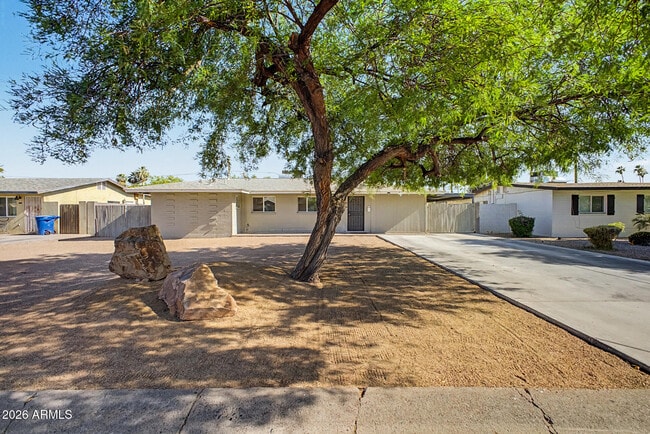 515 E Vista Del Cerro Dr