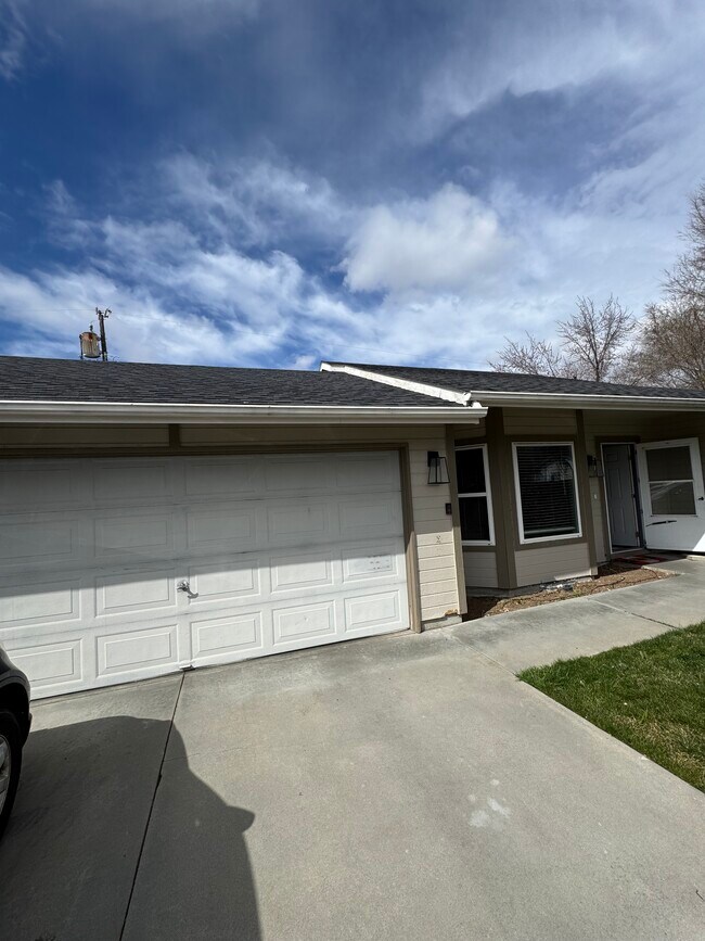 Photo - 2121 S Stephen Ave