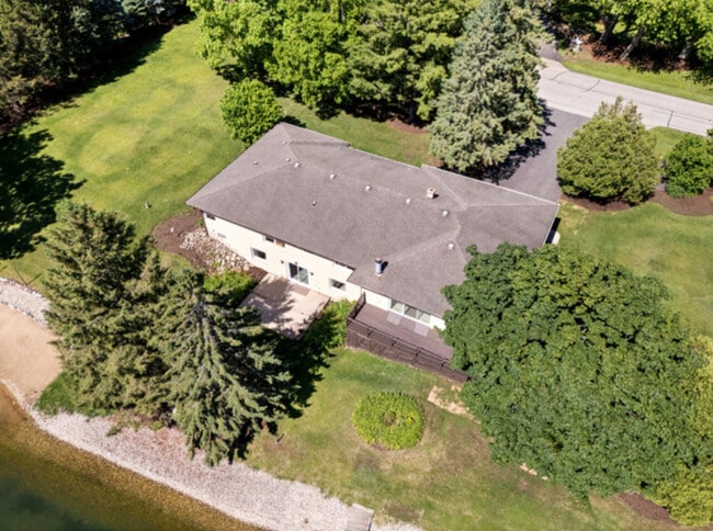 Building Photo - 2720 N Bayview Ln