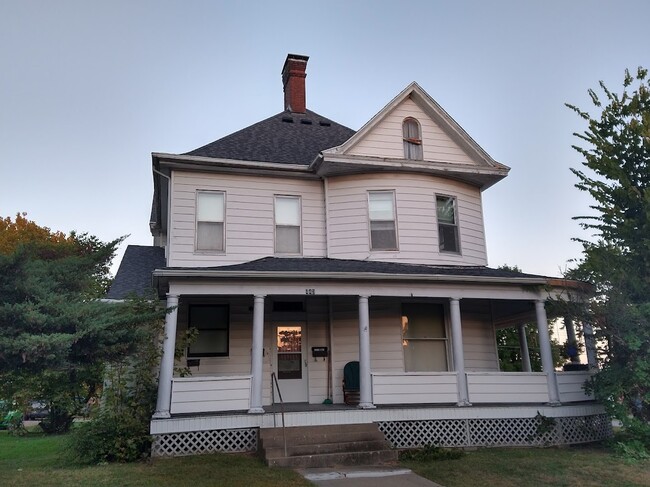 Building Photo - 443 Walnut St Unit #3