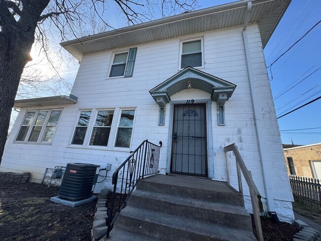 Photo - 3 bedroom 1 bath home with a sunroom in Davenport