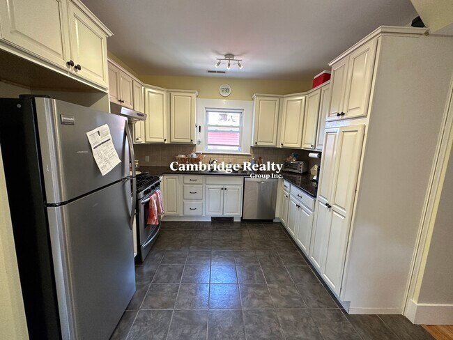 Building Photo - 21 Irving St Unit 2T Rental