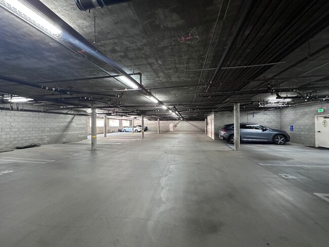 Garaje con acceso controlado - 4601 Coldwater Canyon Ave Unidad 305