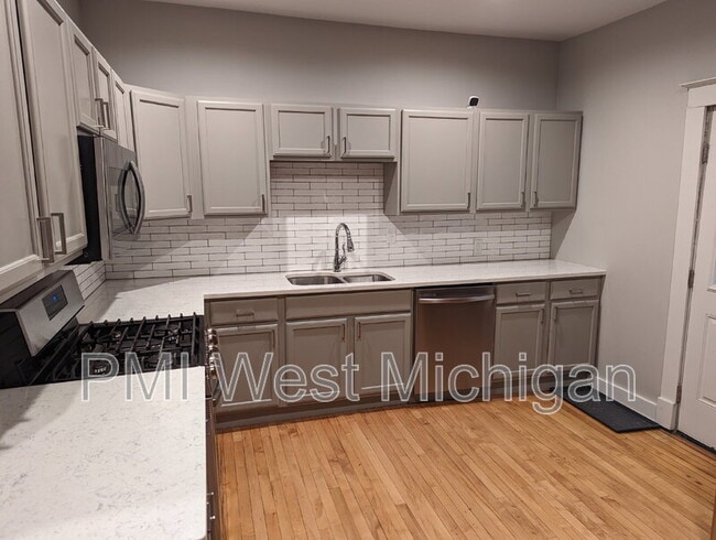 Photo - 144 Page St NE