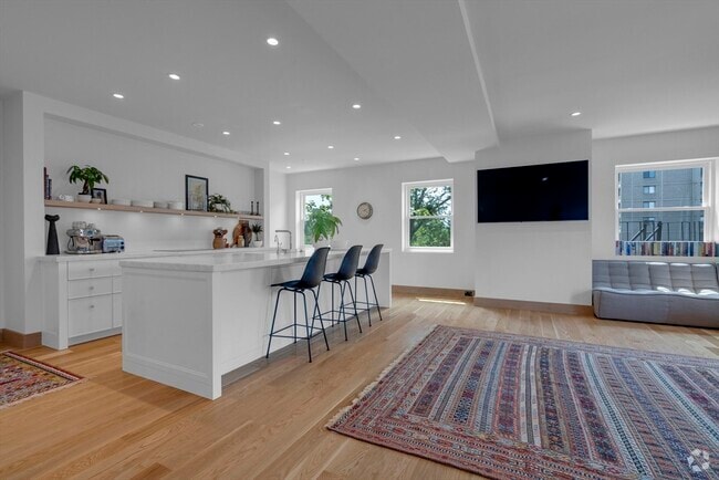 Building Photo - 344 Tappan St Unit 3 Rental