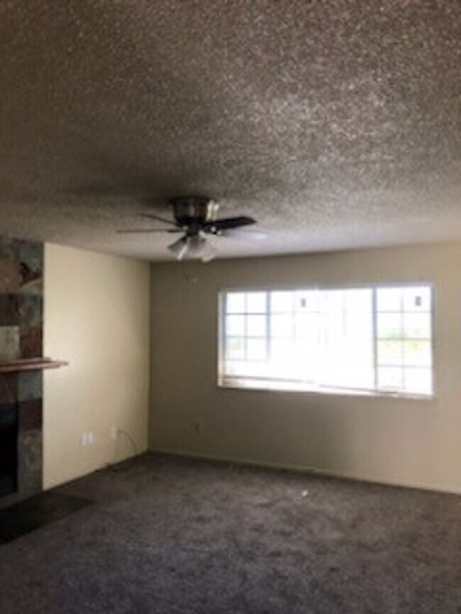 Modesto, 3 bedroom 2 bathroom with a 2 car... House House Rental in