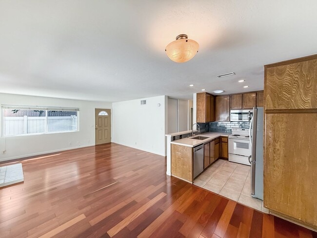 Nice 2B/2BA w/ Private Patio, A/C, Washer/... - Nice 2B/2BA w/ Private Patio, A/C, Washer/...