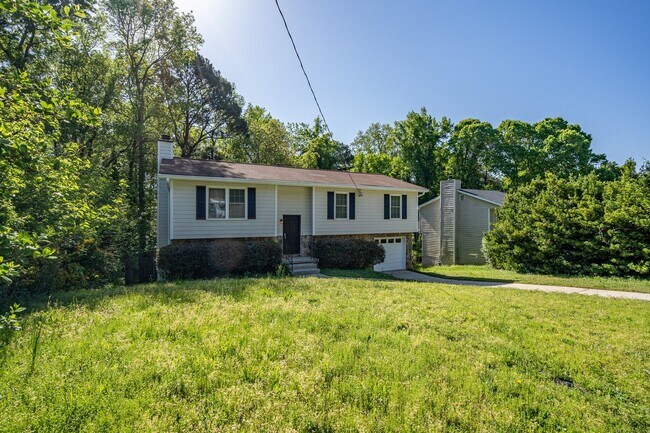 Photo - Stunningly renovated 4 bedroom 3 bathroom ...