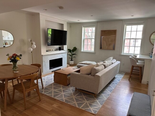 Building Photo - 13 Melrose St Unit 2