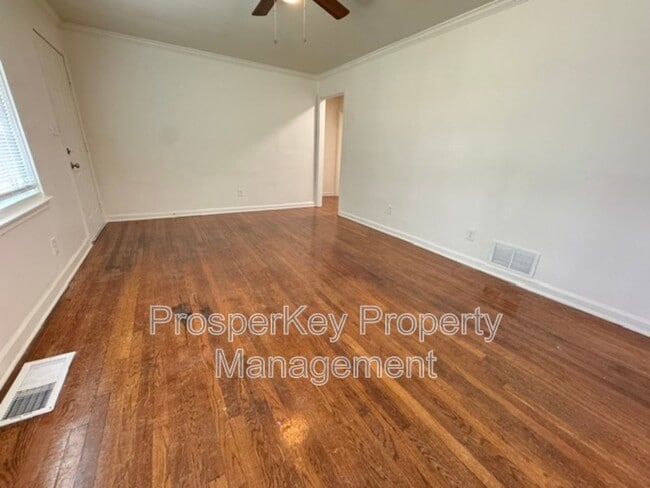 Photo - 340 Adelle St SE