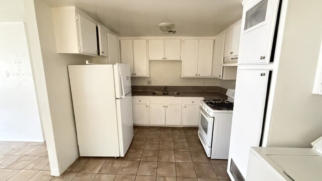 Spacious 3 Bed / 1 Bath Apartment with Open Layout & In-Unit Laundry
