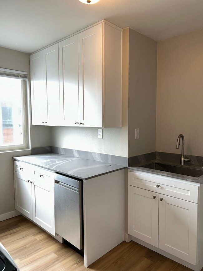Photo - First Floor - Fully Remodeled 1 BD/ 1 BA!! Unidad 5
