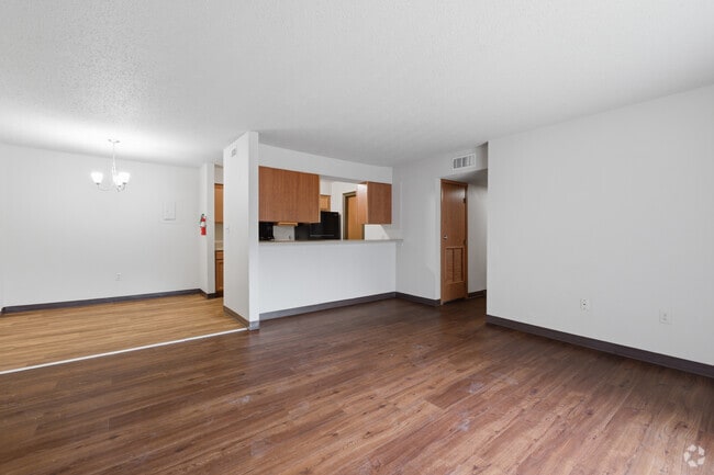3BR, 2BA - 960SF - Living Room/Dining Room