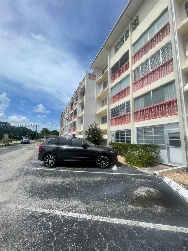 Photo - 215 SE 3rd Ave Unidad 103C