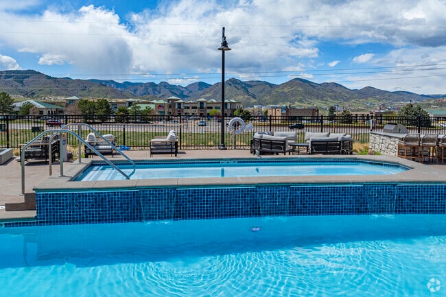 Piscina y spa al aire libre estilo resort - Broadstone Sterling Ranch at Prospect Village