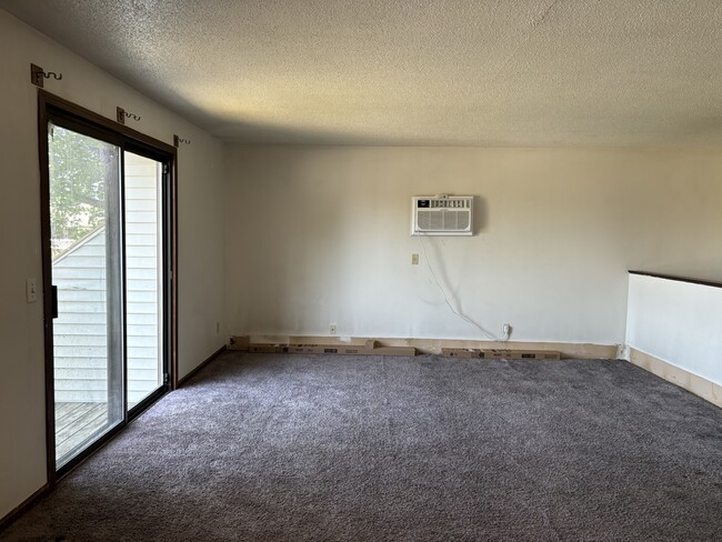 Photo - 335 Oxford Ct