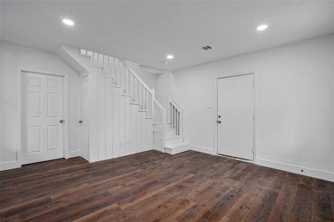 Photo - 1106 Winnie St