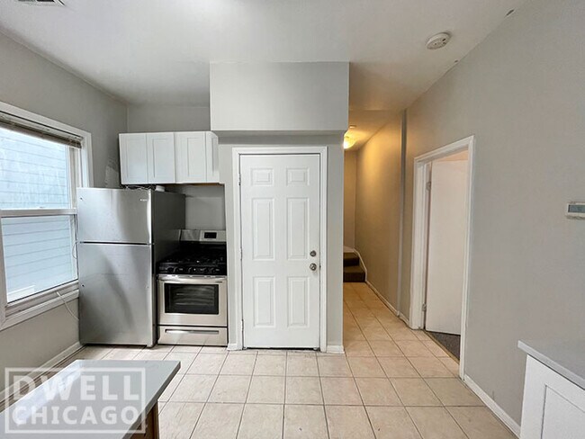 Building Photo - 3631 N Hermitage Ave Unit 2R