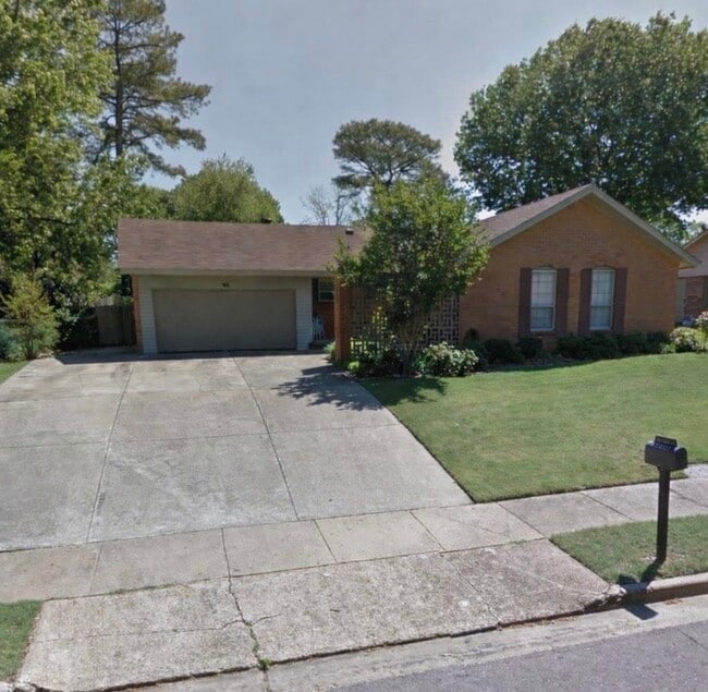 Building Photo - 2752 Satellite St