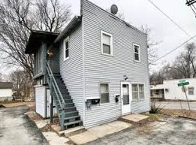 Building Photo - Clean, Simple & Ready for You - Studio Apartment Unit Apt 1