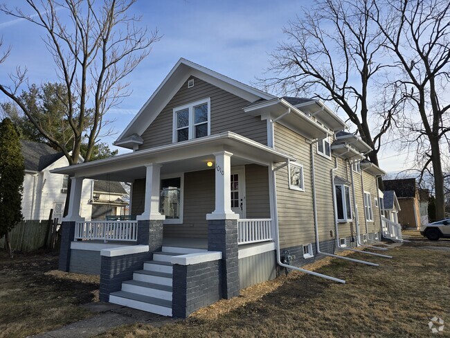 Building Photo - 1010 E Knox St Rental