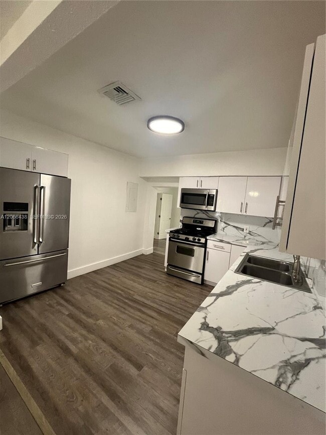 Photo - 160 W 60th St