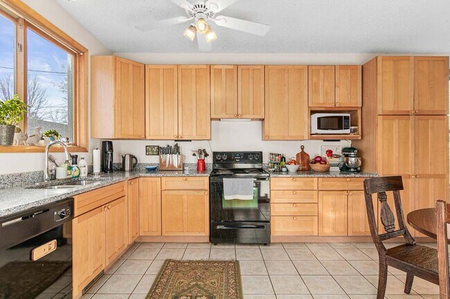 Photo - 1012 Burgess St