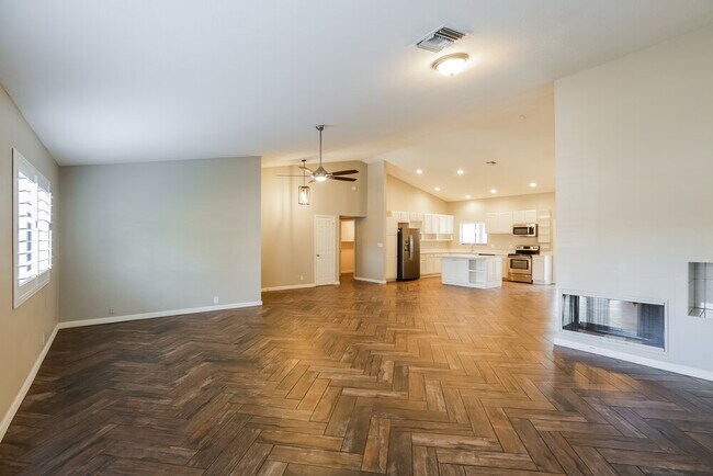 Photo - 1214 E Greenway Cir