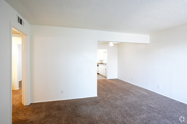 1BD, 1BA - 682SF - Living Room