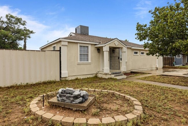 Building Photo - 1324 Woodlawn Dr Rental
