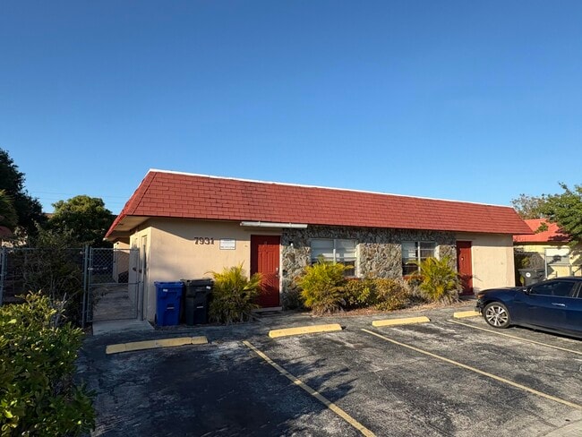 Building Photo - 7931 SW 10th St Unit 3