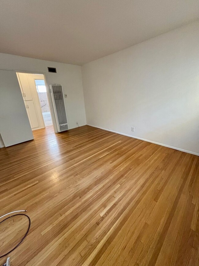 Photo - Victory, 1700-1702 Unit 1702 #B