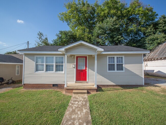 2 Bedroom in Athens! Lawn Care Included! - 2 Bedroom in Athens! Lawn Care Included! House