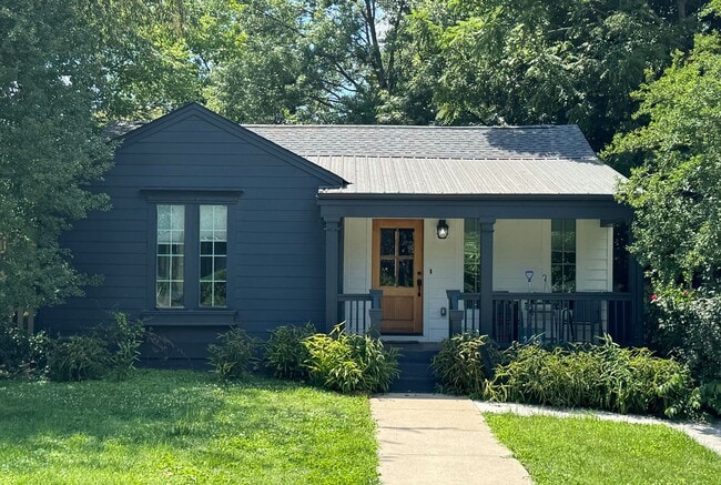 Building Photo - Updated 3 Bed, 2 Bath Cottage in Heart of Lockeland Springs w/ 1 Car Garage