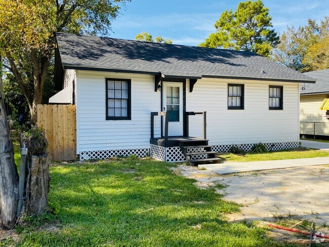 Building Photo - 4007 Lynn St Rental