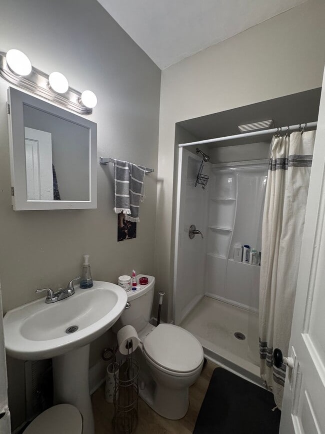 Photo - 4 Bed, 2 Bath in Oakland- Available Aug 1- Pitt Off Campus Housing