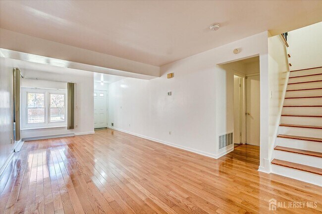 Photo - 536 Elsie Ave