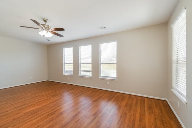 Photo - 1060 Cabot Cove