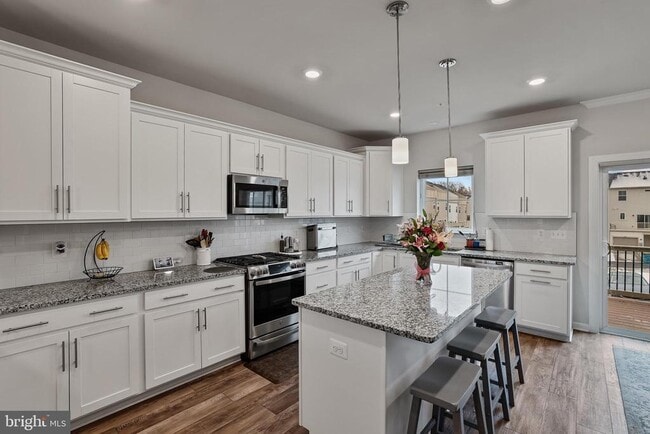 Photo - 865 Weald Way